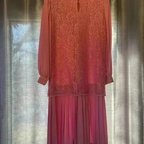 Vintage Ladies’ Size 16 Dress with Pleated Skirt  and Floral Lace Top - Picture 2 of 6